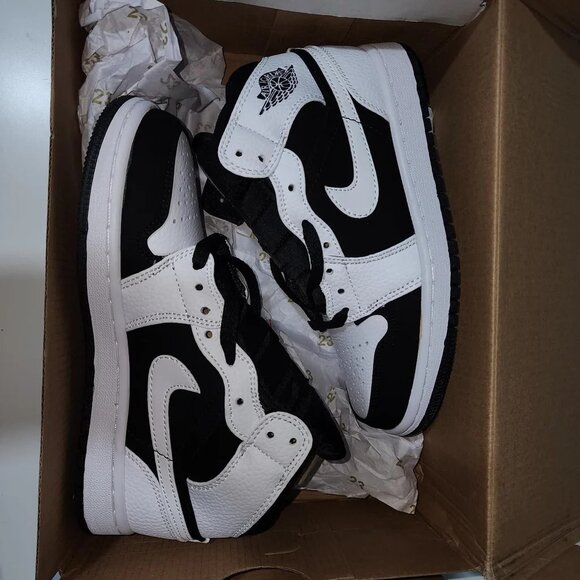 🎁Air Jordan 1 Retro Mid “Tuxedo” - Picture 1 of 6